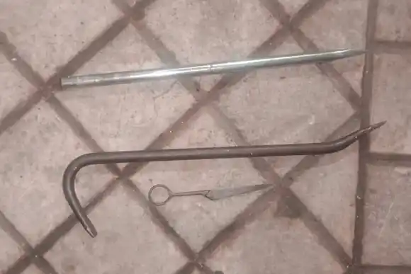 Detuvieron a un delincuente mientras intentaba forzar las rejas de un kiosco del macrocentro