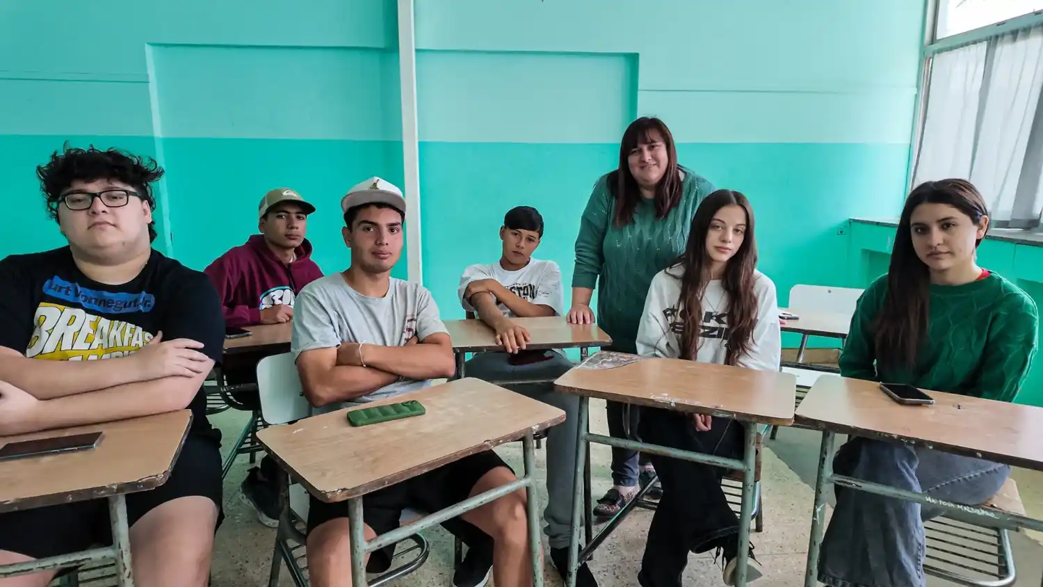 La profesora Claudia Jensen junto a un grupo de estudiantes de la Secundaria Nº 1