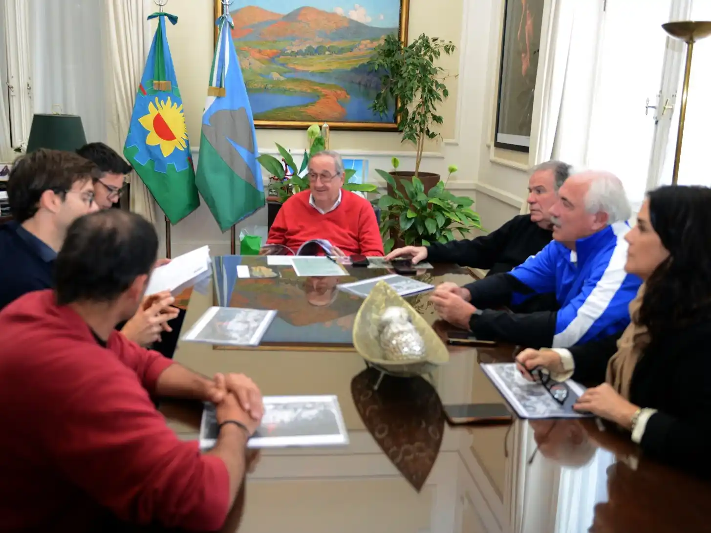 El intendente Miguel Lunghi y el subsecretario de Deportes de la provincia de Buenos Aires, Cristian Cardozo, mantuvieron un encuentro con Agustín García, responsable local de la organización.