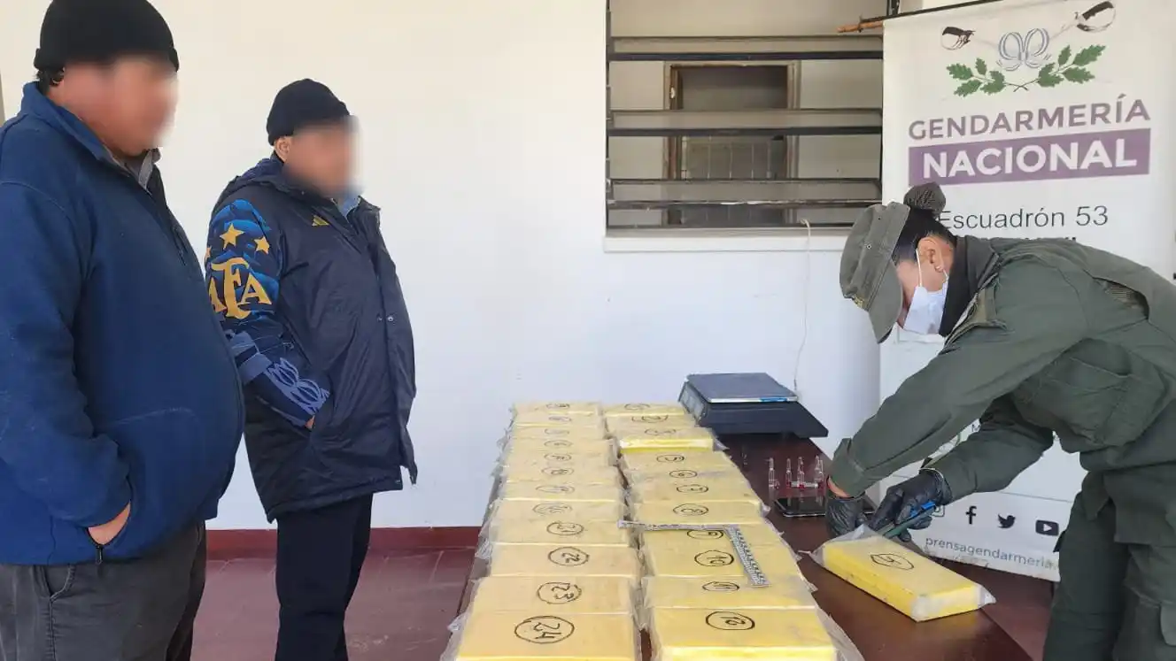 Detuvieron a una pareja por trasladar droga dentro del tanque de combustible de su auto