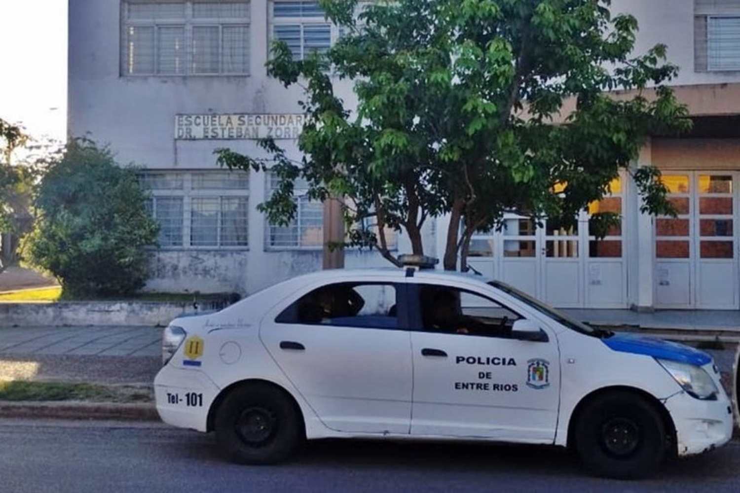 Un alumno y su padre fueron con cuchillos a la escuela