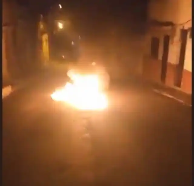 ESPELUZNANTE en plena vía pública asesinan y queman a una joven de 17 años en El Guarataro