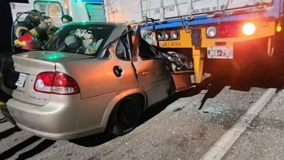 Tragedia en la ruta 7 en Mendoza: un hombre murió luego de chocar contra un camión estacionado