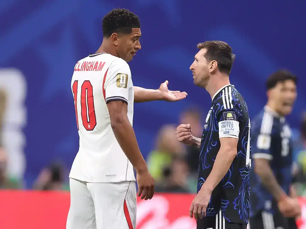 Imagen del cruce entre Bellingham y Messi en la semifinal del Mundial 2026.
