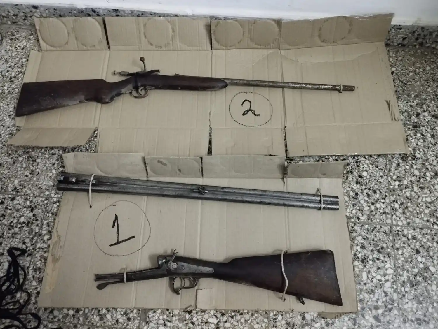 Las dos armas secuestradas por la policía.