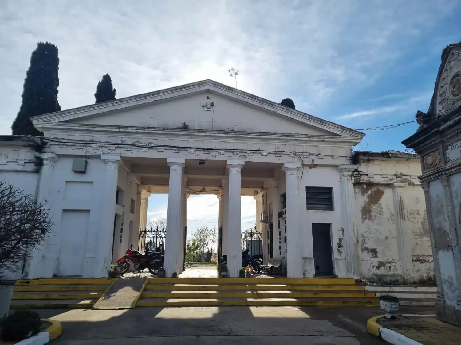 El acceso principal al Cementerio municipal de San Pedro.