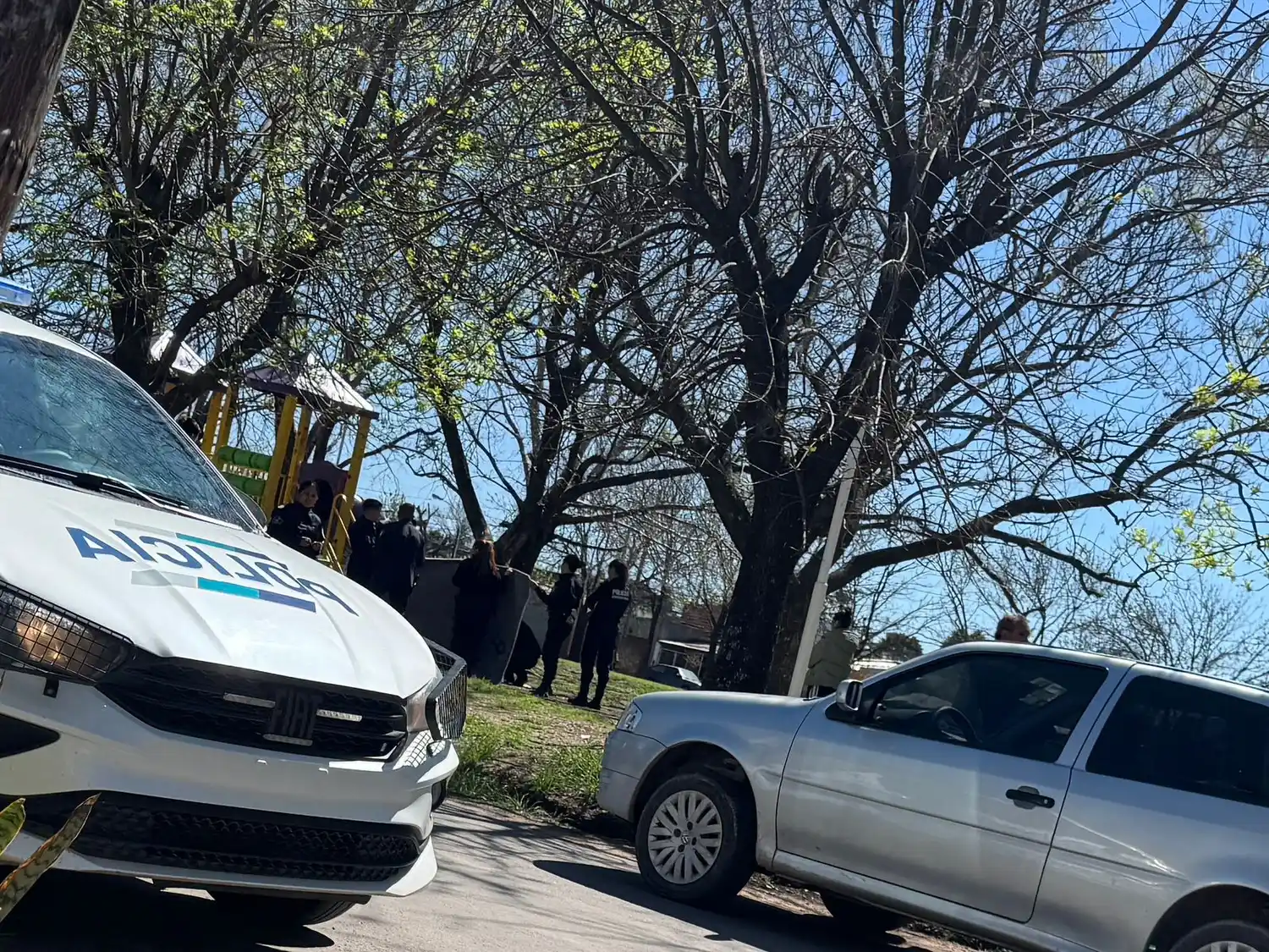 La policía trabajó en la zona del hallazgo del cuerpo.