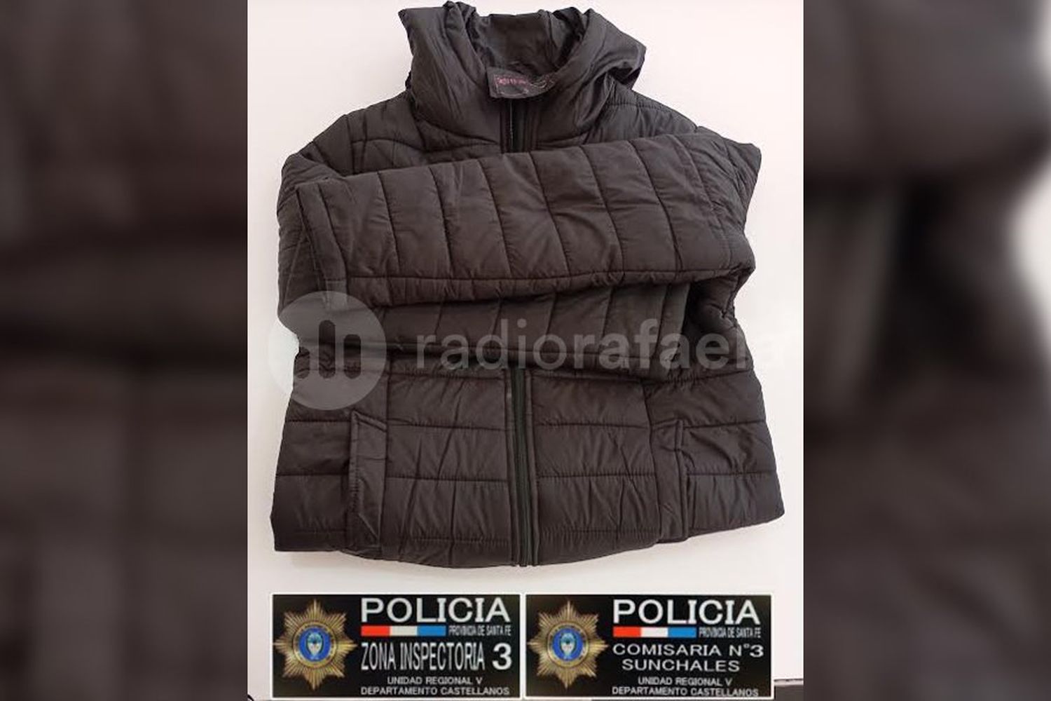 Forzaron la puerta delantera de un gimnasio y saltó la alarma, pero llegaron a llevarse una campera