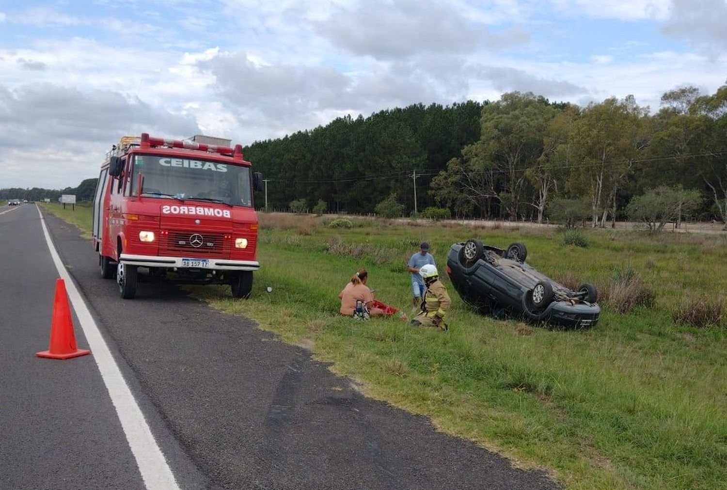 Un auto volcó en la Ruta 12: cuál fue el motivo del impactante accidente