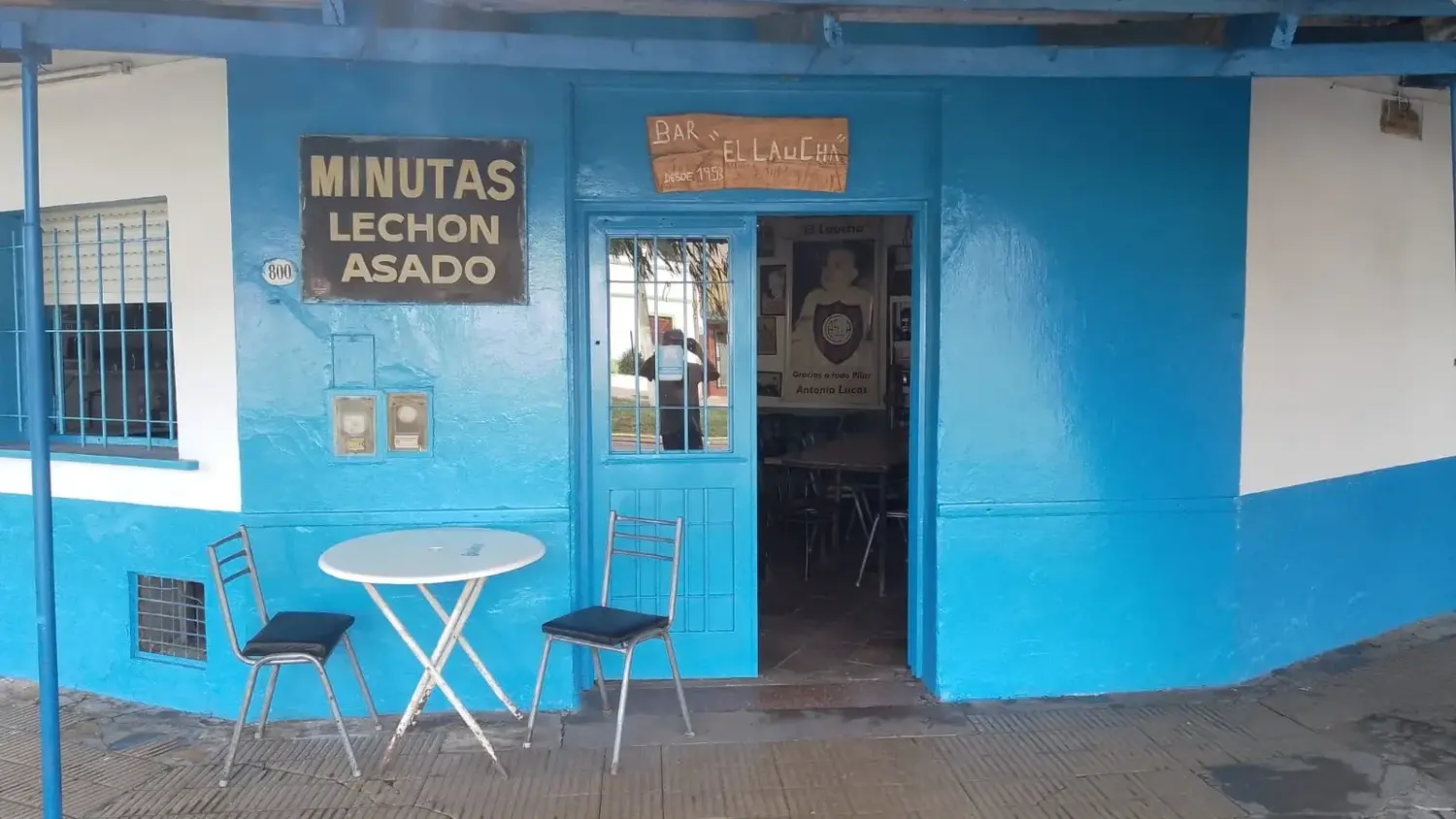 Caña con ruda, un clásico del Bar del Laucha en Pilar.