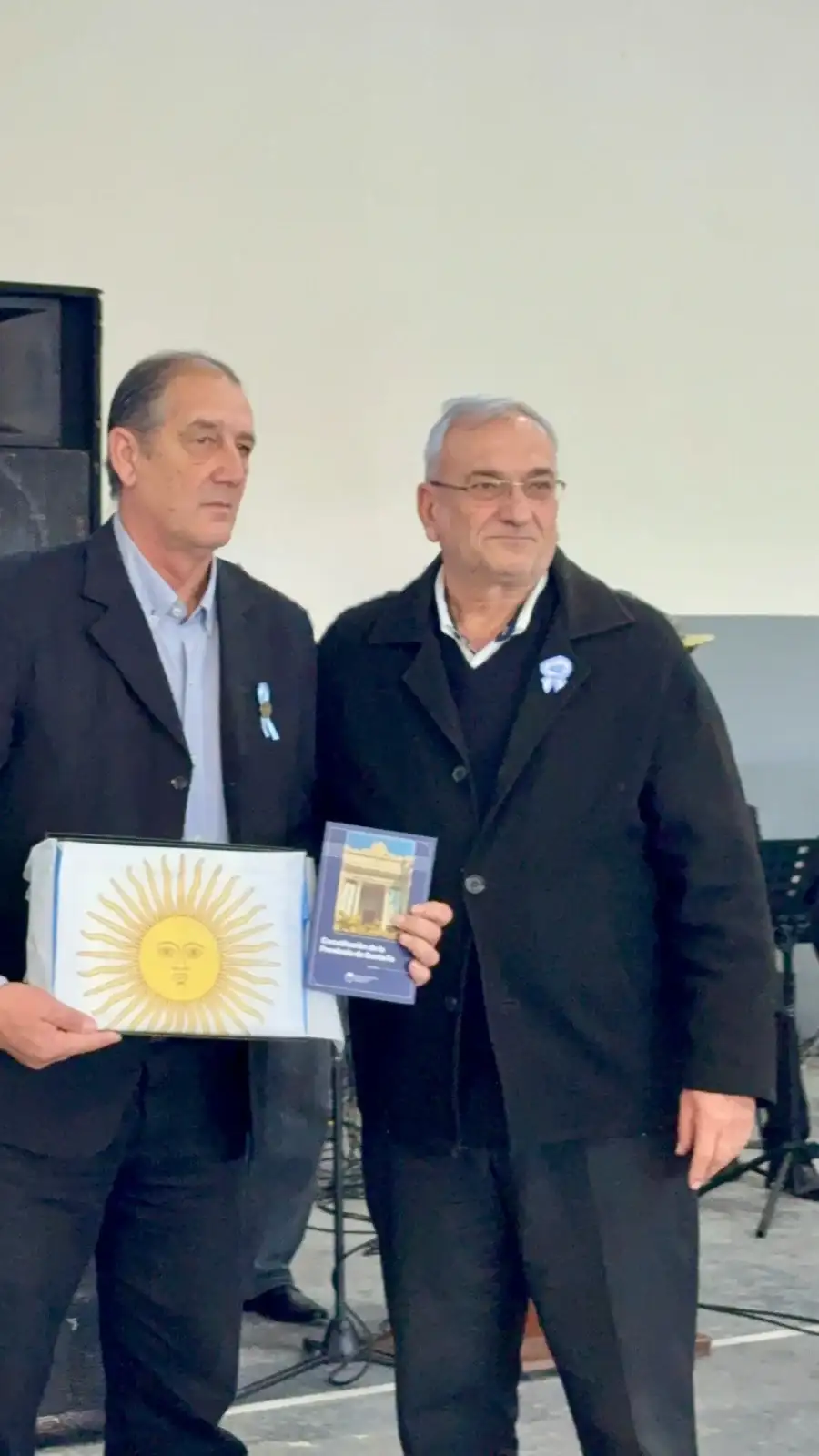 Calvo acompañó la Promesa de Lealtad a la Bandera de alumnos de Bella Italia - 2
