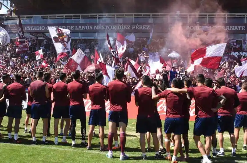 Los hinchas de Lanús realizaron un particular banderazo
