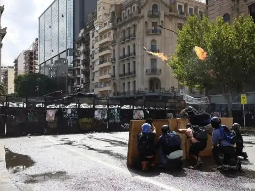 Tensión y heridos frente al Congreso mientras se avanza con la reforma laboral