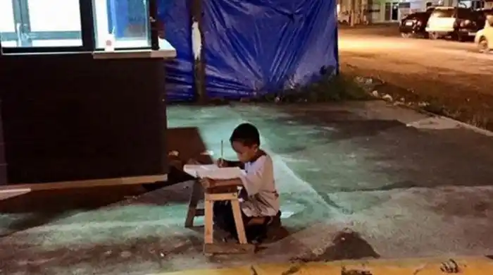 La historia del niño que estudia a la luz del McDonald's se hace viral