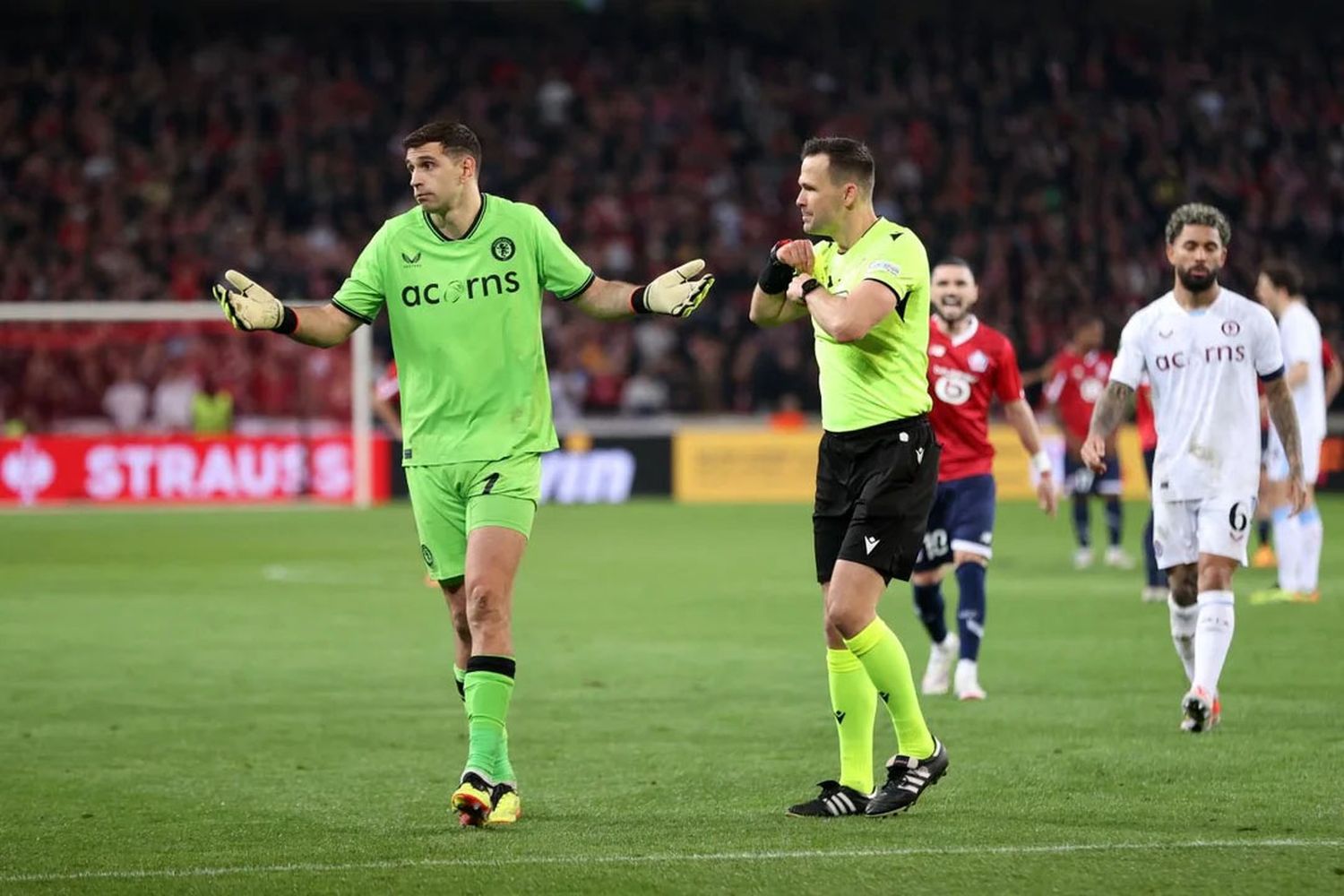 El “Dibu” Martínez metió en semifinales de Conference League al Aston Villa