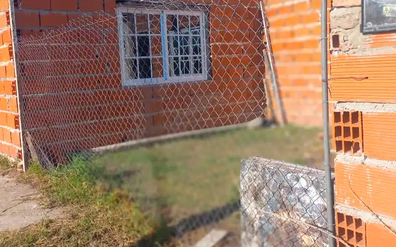 Robaron aberturas y herramientas de una casa en construcción