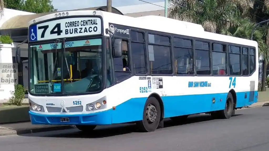 Chofer creó un grupo de WhatsApp para avisar a pasajeros el recorrido: Las desopilantes conversaciones