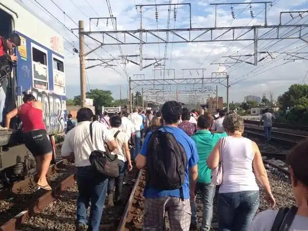 Tren Roca con demoras por falta de luz en el tendido eléctrico
