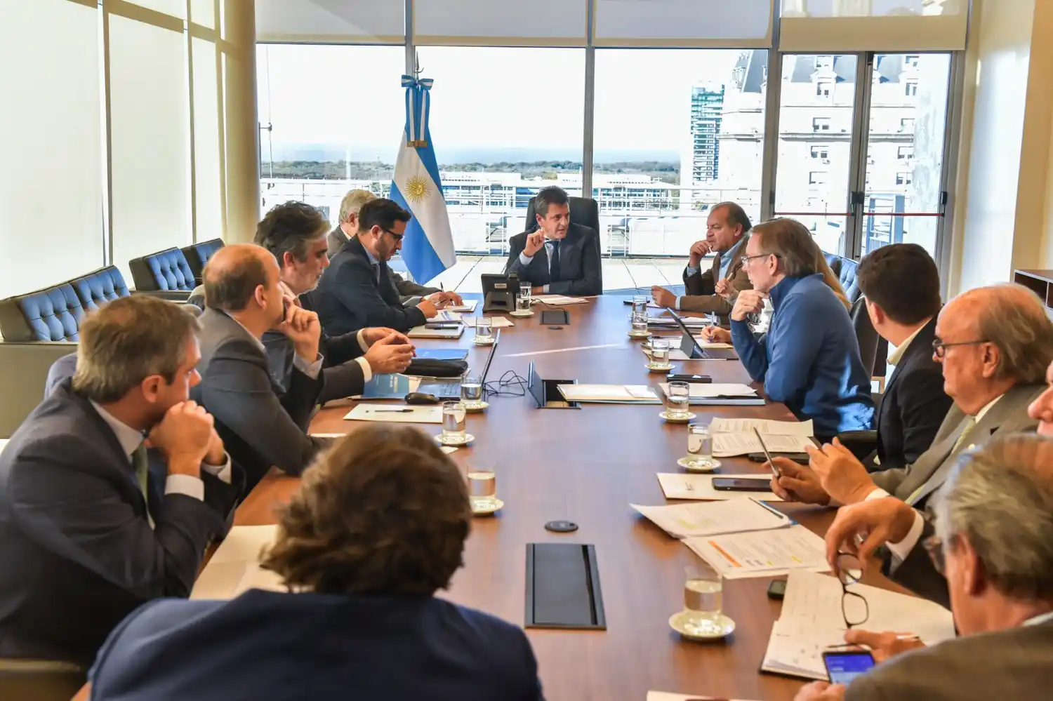 Massa trabaja en un paquete de medidas luego de regresar de China