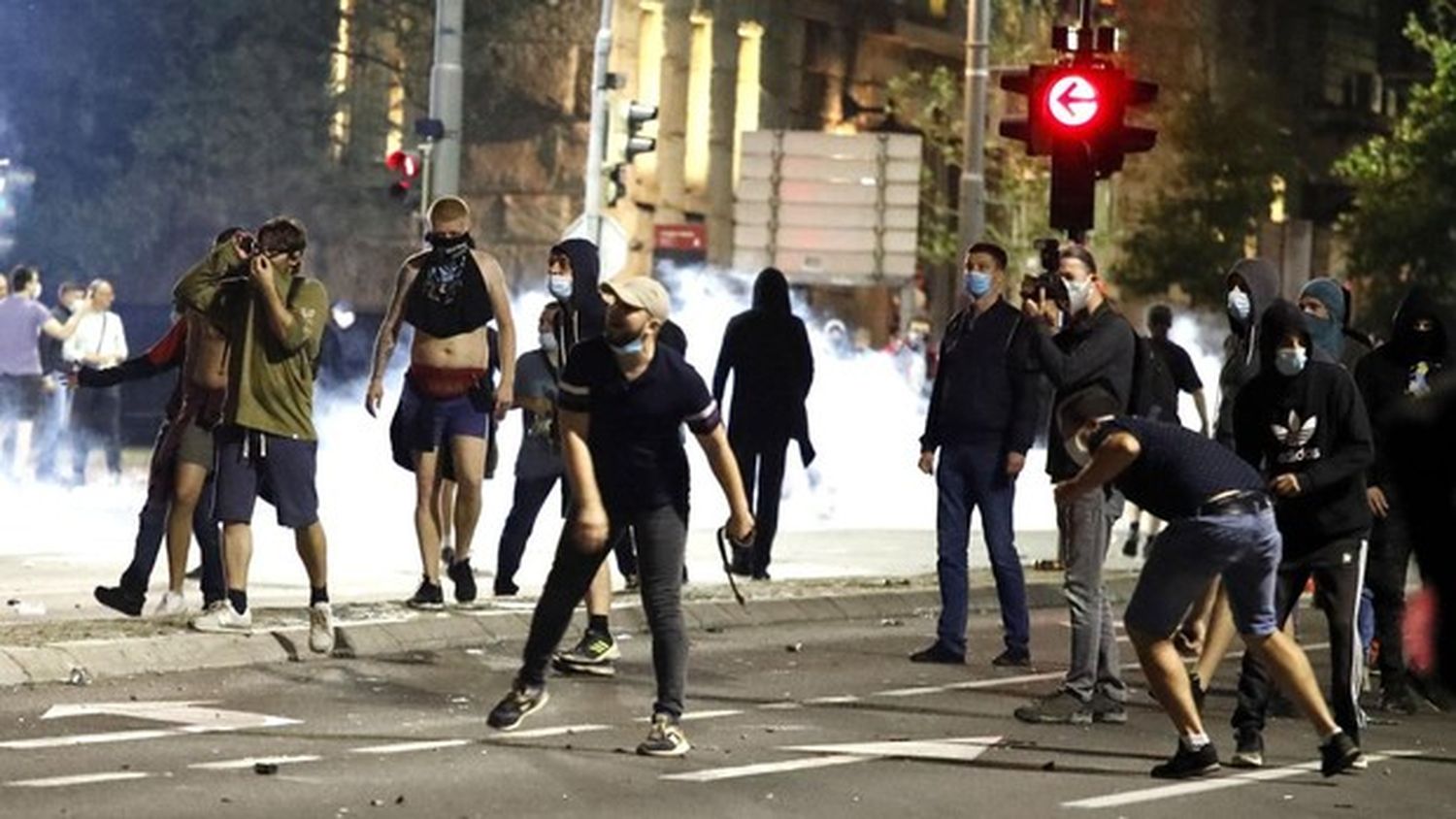 En medio de protestas, el Gobierno serbio prometió analizar el nuevo toque de queda