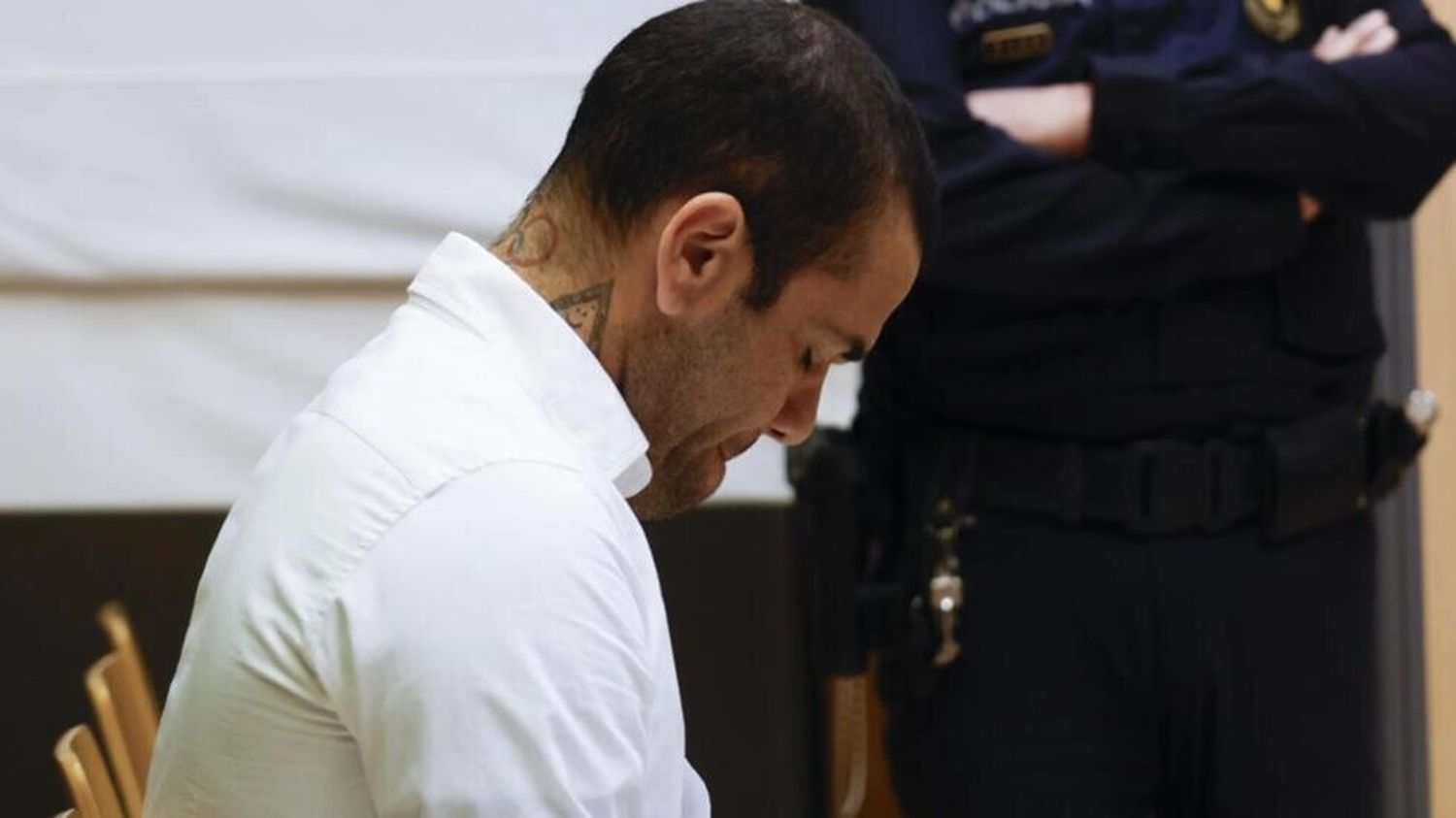 Dani Alves fue condenado a cuatro años y medio de cárcel por agresión sexual