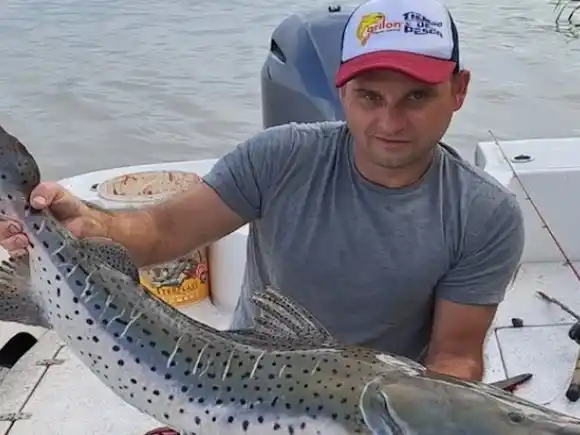 Preocupación por la desaparición de un guía de pesca y su hijo de 4 años