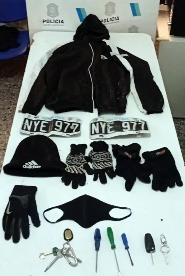 Guantes, barbijos y vestimentas secuestradas por policías
