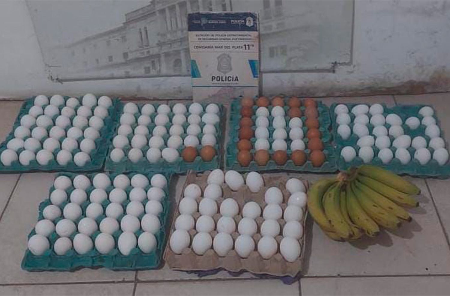 Alerta COM: roban 6 maples de huevo y un racimo de bananas y los atrapan