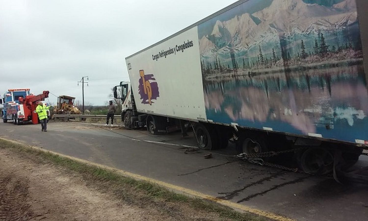 Un camión  chocó  la cabecera de un puente   y quedó atravesado en la ruta 12