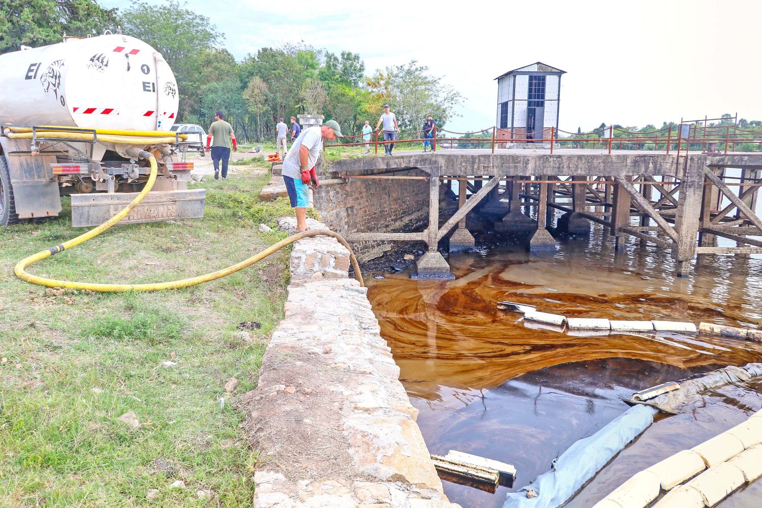 En febrero comenzará la extracción del fuel oil que está confinado en el ex Frigorífico