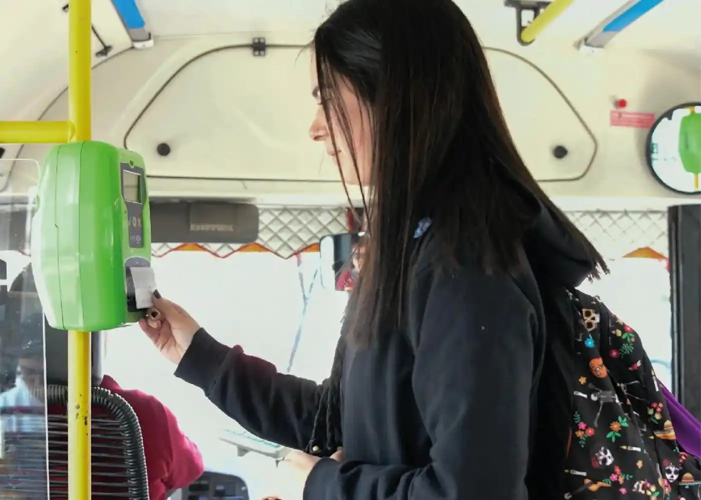 Se acredita apoyando la tarjeta SUBE en una terminal automática