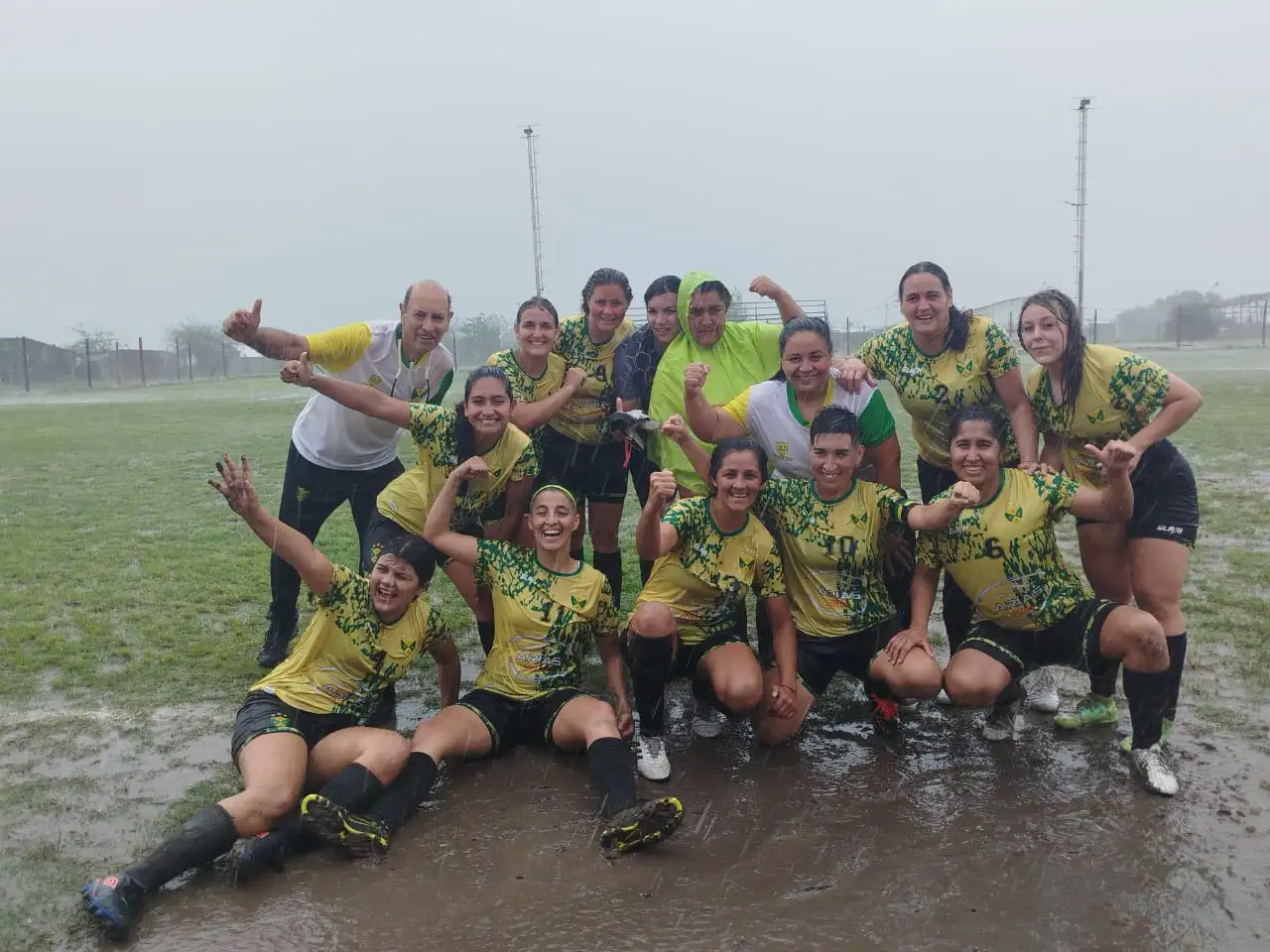 Bajo un diluvio, que le dio un tinte emotivo, Unión del Suburbio le ganó penales a Sud América y esta en semis.