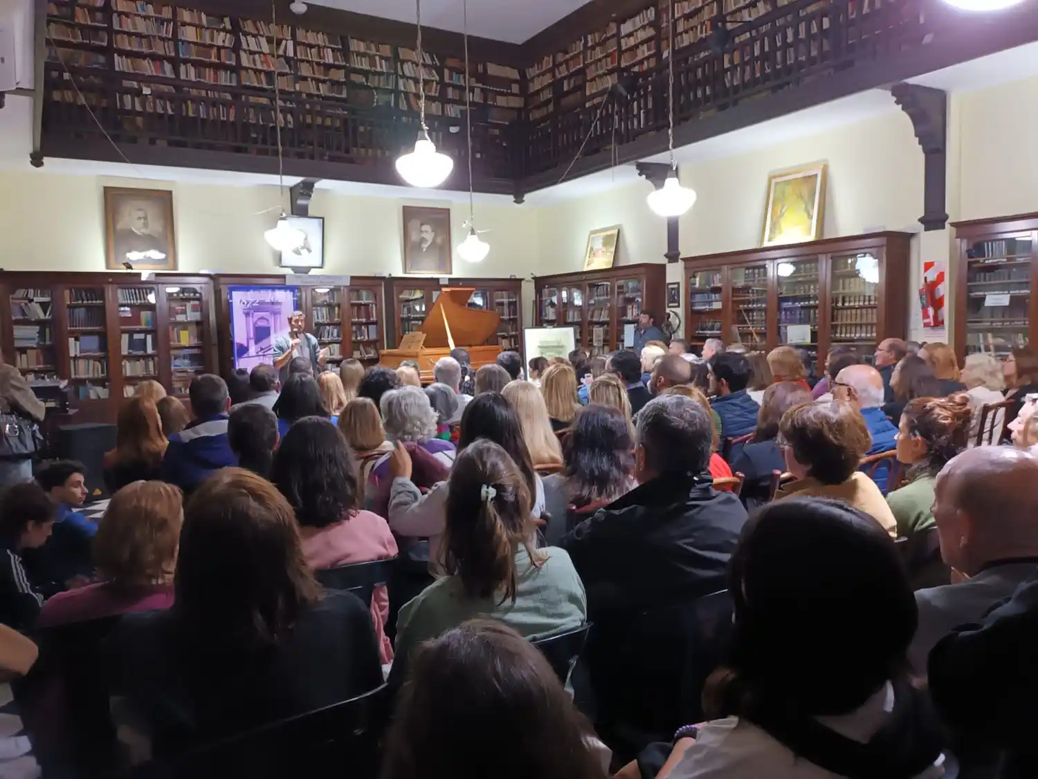 Sala llena para escuchar a Periodistán