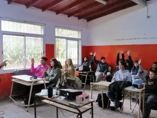 La iniciativa, impulsada por el EMSUR, recorre distintos establecimientos educativos de General Pueyrredon con charlas y actividades orientadas a fomentar hábitos sostenibles y el compromiso con el ambiente.
