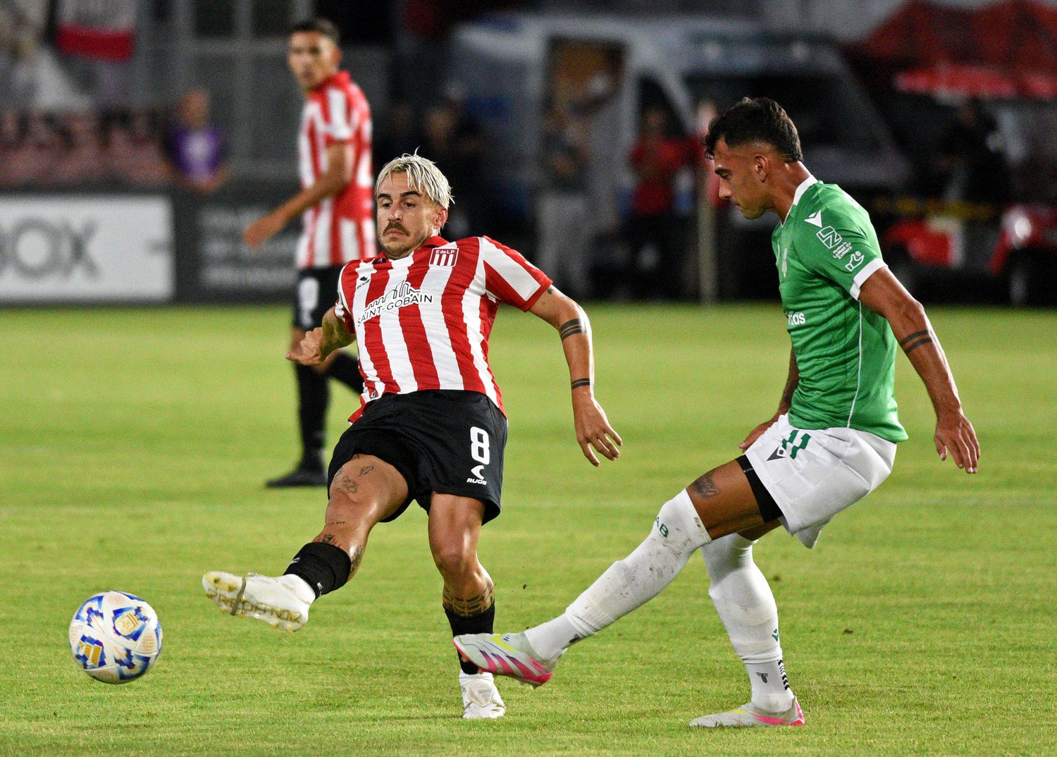 Neves y Alaniz, durante el partido en La Plata.