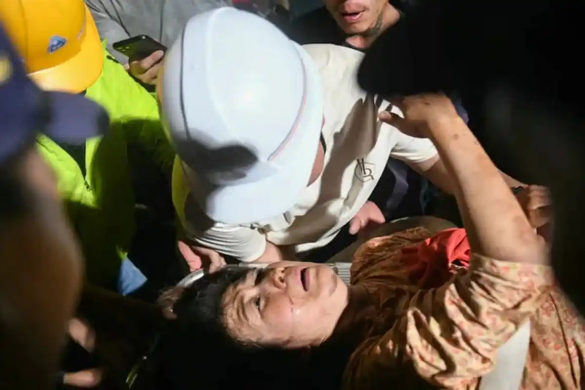 La mujer sobrevivió al terremoto.