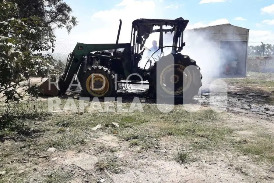 Bomberos locales asistieron un incendio en un campo: se habría prendido fuego un tractor