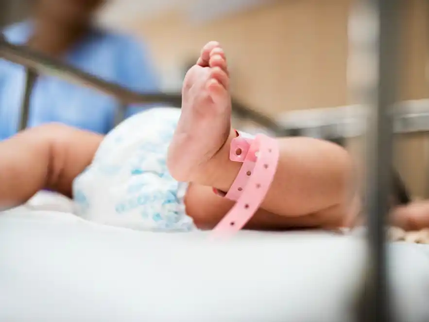 Bebés con abstinencia: médicas apuntan a que las madres cuenten sobre su consumo para actuar a tiempo