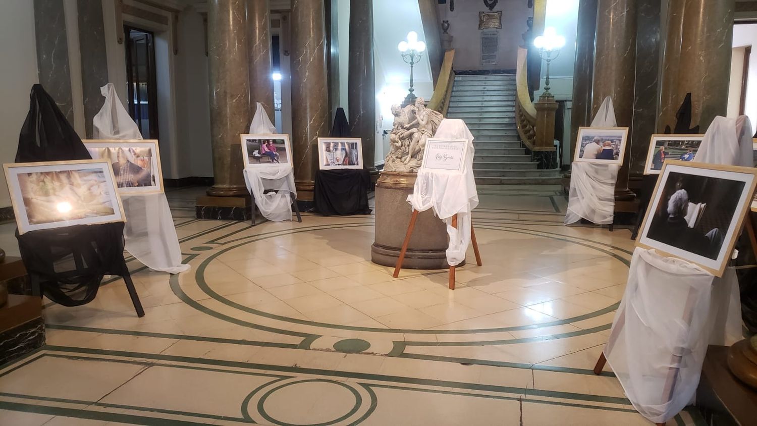 La muestras continuará algunos días en el Salón Blanco de la Municipalidad.