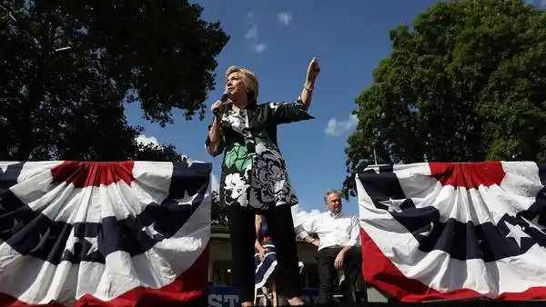 Clinton ahora supera a Trump por siete puntos