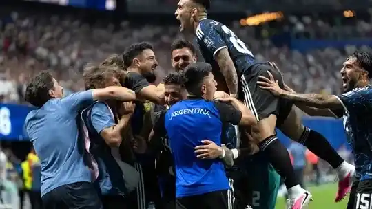 La euforia del plantel y el cuerpo técnico, tras la victoria ante Inglaterra