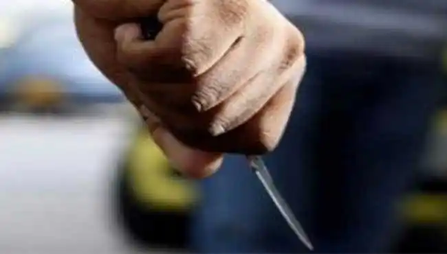 Apuñaló a su madre porque lo despertó para ir a la escuela