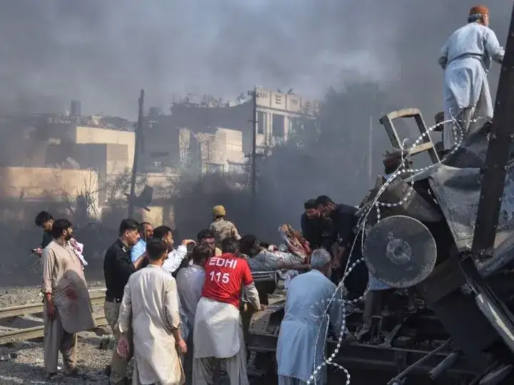 Al menos 21 fallecidos a raíz de un ataque a una mezquita pakistaní