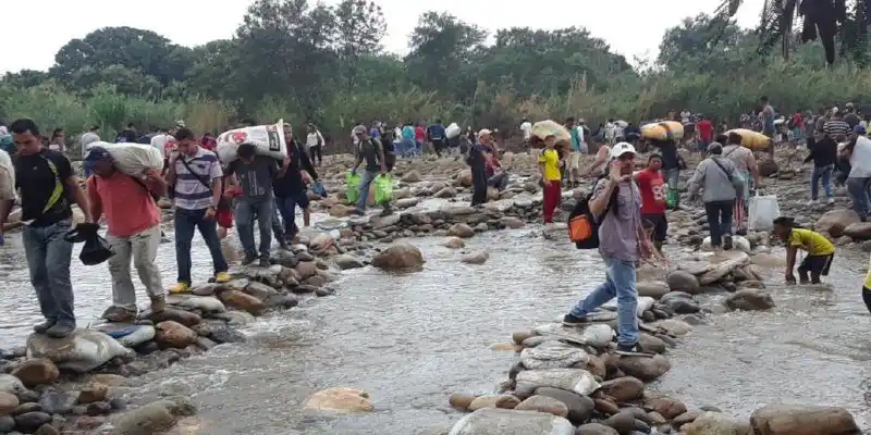Venezolanos cruzan trochas por carencias en centros de aislamiento