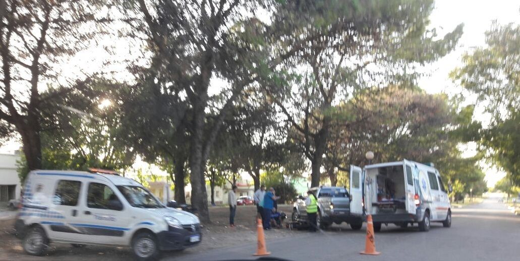 Motociclista lesionado al impactar una camioneta