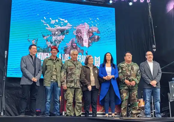 Alejandro Lerner estuvo presente en la comuna de Malvinas Argentinas en el homenaje a los ex combatientes