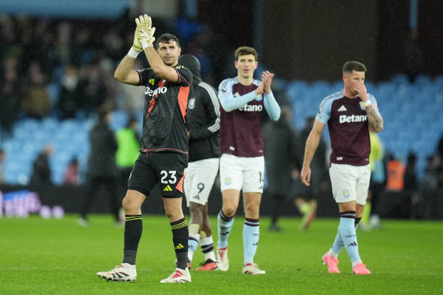 Aston Villa, con Martínez, ganó y subió al sexto puesto