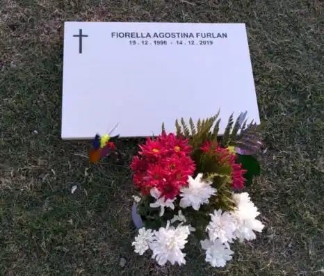 Una luz brillante y misteriosa llamó su atención, se acercó y era la tumba de Fiorella