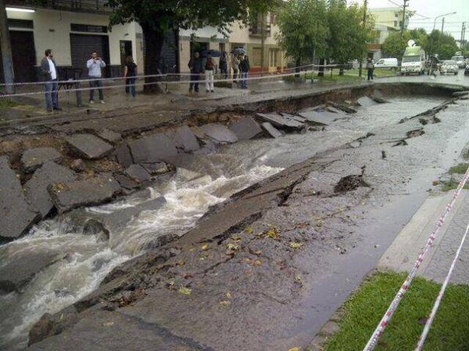 Video: Tras el temporal, se formó un cráter en Ramos Mejía
