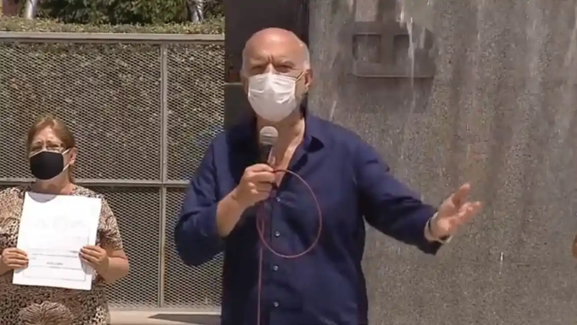 Grindetti le puso paños fríos a la grieta y le tiró buena onda a Kicillof durante una entrega de escrituras en Lanús